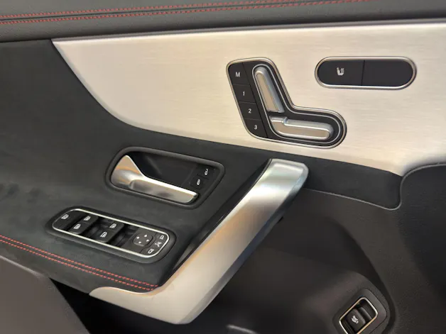 Mercedes-Benz CLA 35 4M - AMG / 360 Grad Kamera / Standheizung / Panorama-Dach