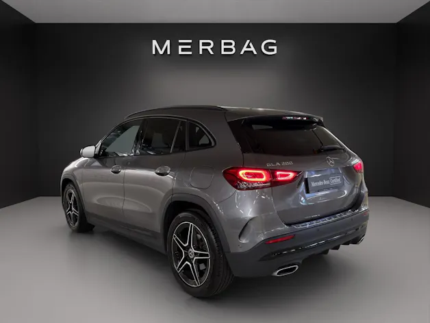 Mercedes-Benz GLA 200 4Matic AMG Line 8G-DCT