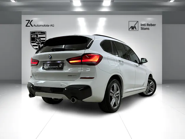 BMW X1 xDrive 20i M Sport Alpinweiss Steptronic ★ RF-Kamera ★ Komfortzugang ★ Head-Up-Display ★ Leder ★ AHK ★