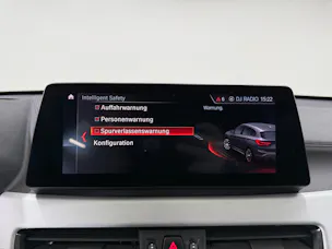 BMW X1 xDrive 20i M Sport Alpinweiss Steptronic ★ RF-Kamera ★ Komfortzugang ★ Head-Up-Display ★ Leder ★ AHK ★