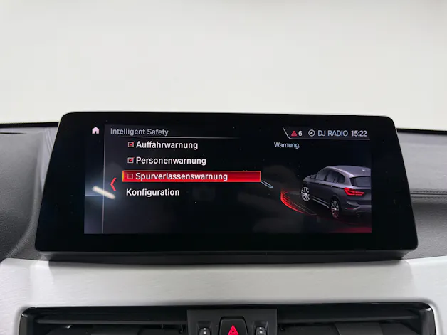 BMW X1 xDrive 20i M Sport Alpinweiss Steptronic ★ RF-Kamera ★ Komfortzugang ★ Head-Up-Display ★ Leder ★ AHK ★