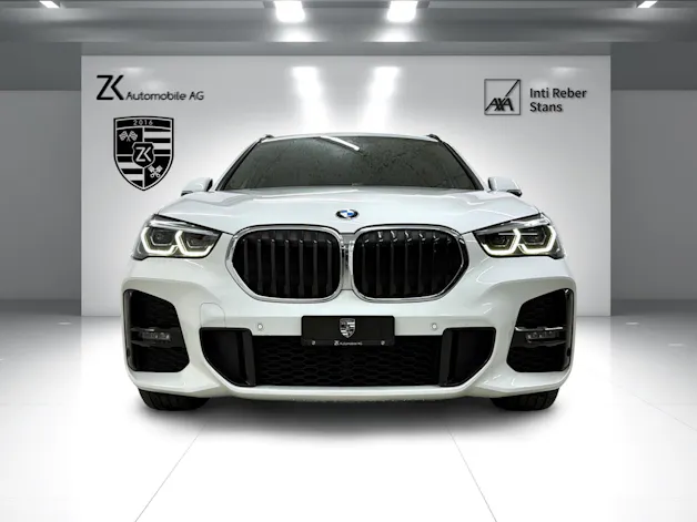BMW X1 xDrive 20i M Sport Alpinweiss Steptronic ★ RF-Kamera ★ Komfortzugang ★ Head-Up-Display ★ Leder ★ AHK ★