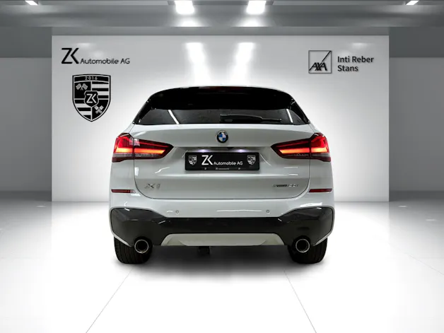 BMW X1 xDrive 20i M Sport Alpinweiss Steptronic ★ RF-Kamera ★ Komfortzugang ★ Head-Up-Display ★ Leder ★ AHK ★