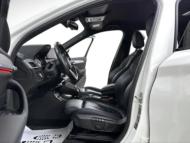 BMW X1 xDrive 20i M Sport Alpinweiss Steptronic ★ RF-Kamera ★ Komfortzugang ★ Head-Up-Display ★ Leder ★ AHK ★