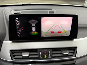 BMW X1 xDrive 20i M Sport Alpinweiss Steptronic ★ RF-Kamera ★ Komfortzugang ★ Head-Up-Display ★ Leder ★ AHK ★