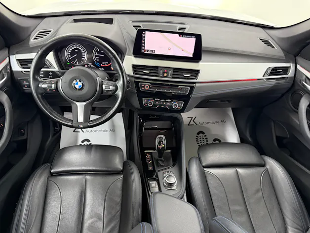 BMW X1 xDrive 20i M Sport Alpinweiss Steptronic ★ RF-Kamera ★ Komfortzugang ★ Head-Up-Display ★ Leder ★ AHK ★