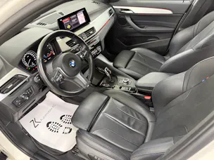 BMW X1 xDrive 20i M Sport Alpinweiss Steptronic ★ RF-Kamera ★ Komfortzugang ★ Head-Up-Display ★ Leder ★ AHK ★