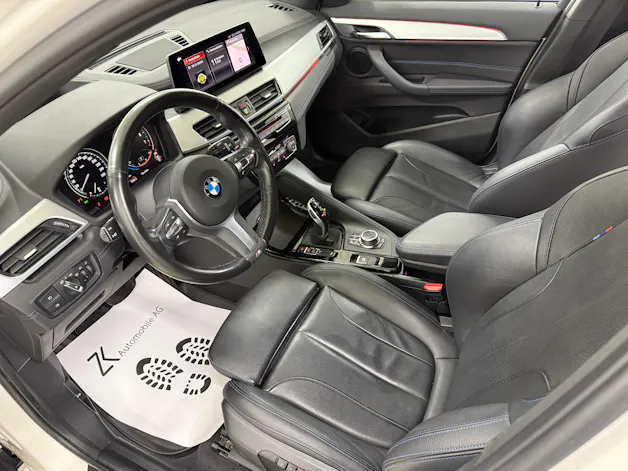 BMW X1 xDrive 20i M Sport Alpinweiss Steptronic ★ RF-Kamera ★ Komfortzugang ★ Head-Up-Display ★ Leder ★ AHK ★