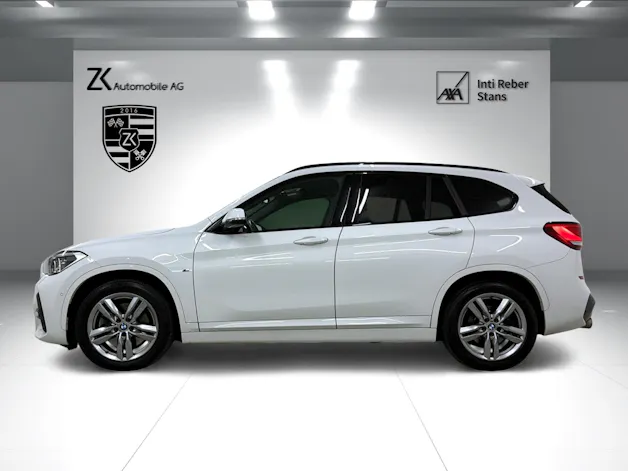 BMW X1 xDrive 20i M Sport Alpinweiss Steptronic ★ RF-Kamera ★ Komfortzugang ★ Head-Up-Display ★ Leder ★ AHK ★