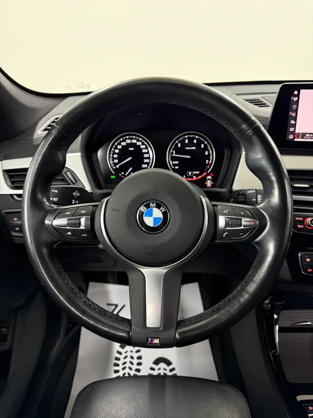 BMW X1 xDrive 20i M Sport Alpinweiss Steptronic ★ RF-Kamera ★ Komfortzugang ★ Head-Up-Display ★ Leder ★ AHK ★