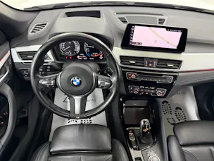 BMW X1 xDrive 20i M Sport Alpinweiss Steptronic ★ RF-Kamera ★ Komfortzugang ★ Head-Up-Display ★ Leder ★ AHK ★