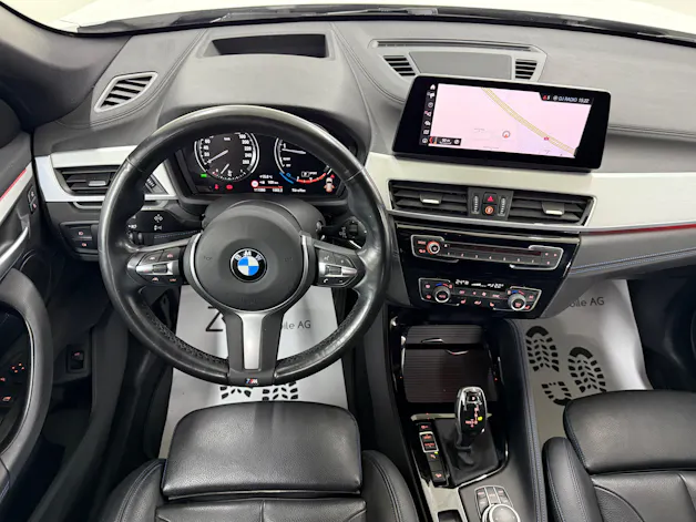 BMW X1 xDrive 20i M Sport Alpinweiss Steptronic ★ RF-Kamera ★ Komfortzugang ★ Head-Up-Display ★ Leder ★ AHK ★
