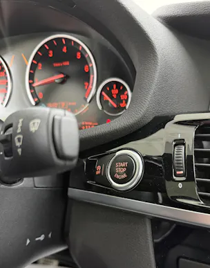 BMW X4 M40i 360PS ALPINWEISS Steptronic / 360° Kamera / Glasdach / Komfortzugang / Leder / Head-Up-Display /