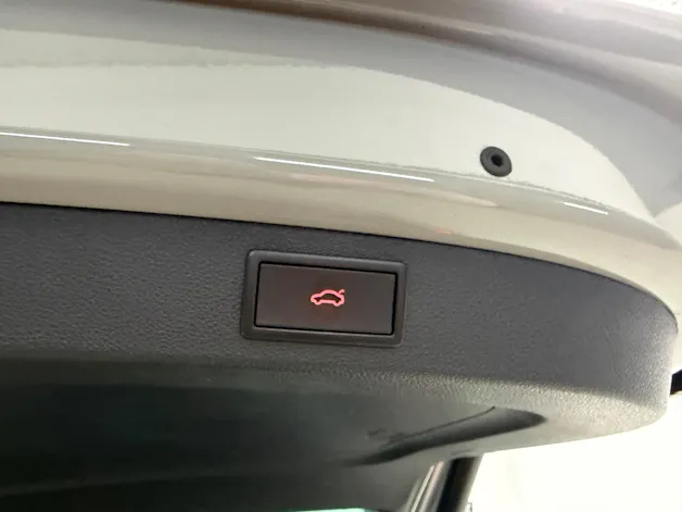 Škoda Kodiaq 2.0 TSI 4x4 Stahl Grau 7. Plätzer SportLine ★ 360° Kamera ★ Panoramadach ★ Keyless Go ★ AHK Schwenkbar ★