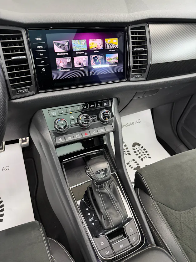 Škoda Kodiaq 2.0 TSI 4x4 Stahl Grau 7. Plätzer SportLine ★ 360° Kamera ★ Panoramadach ★ Keyless Go ★ AHK Schwenkbar ★