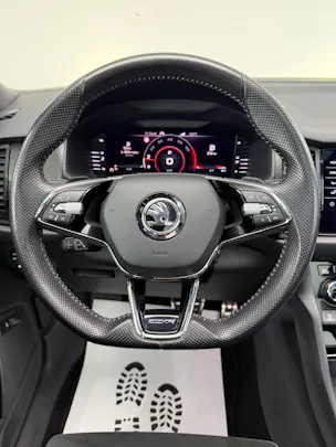 Škoda Kodiaq 2.0 TSI 4x4 Stahl Grau 7. Plätzer SportLine ★ 360° Kamera ★ Panoramadach ★ Keyless Go ★ AHK Schwenkbar ★