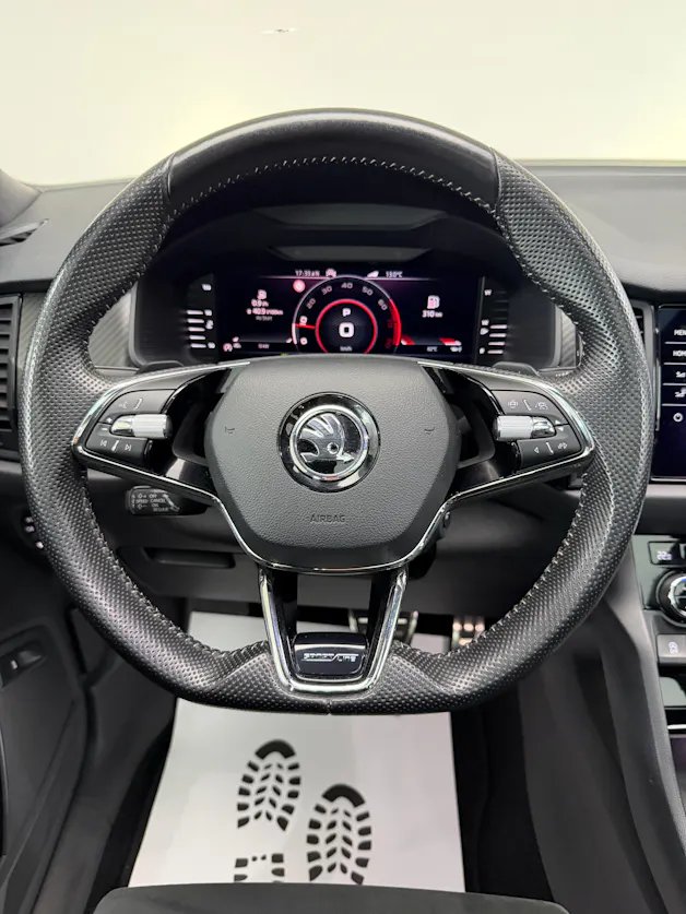 Škoda Kodiaq 2.0 TSI 4x4 Stahl Grau 7. Plätzer SportLine ★ 360° Kamera ★ Panoramadach ★ Keyless Go ★ AHK Schwenkbar ★