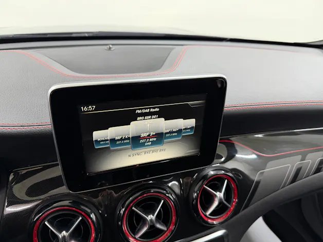 Mercedes-Benz CLA 45 AMG 381PS Mountaingray 4Matic Speedshift / RF-Kamera / Glasdach / H&K Sound / Night-Paket /