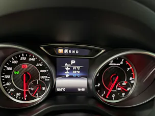 Mercedes-Benz CLA 45 AMG 381PS Mountaingray 4Matic Speedshift / RF-Kamera / Glasdach / H&K Sound / Night-Paket /