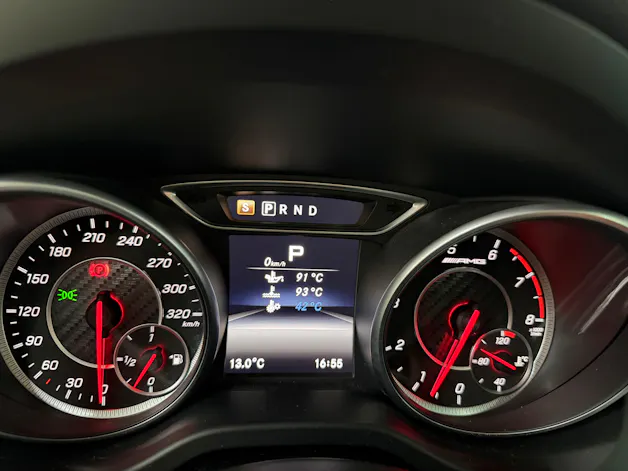 Mercedes-Benz CLA 45 AMG 381PS Mountaingray 4Matic Speedshift / RF-Kamera / Glasdach / H&K Sound / Night-Paket /