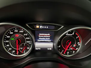 Mercedes-Benz CLA 45 AMG 381PS Mountaingray 4Matic Speedshift / RF-Kamera / Glasdach / H&K Sound / Night-Paket /