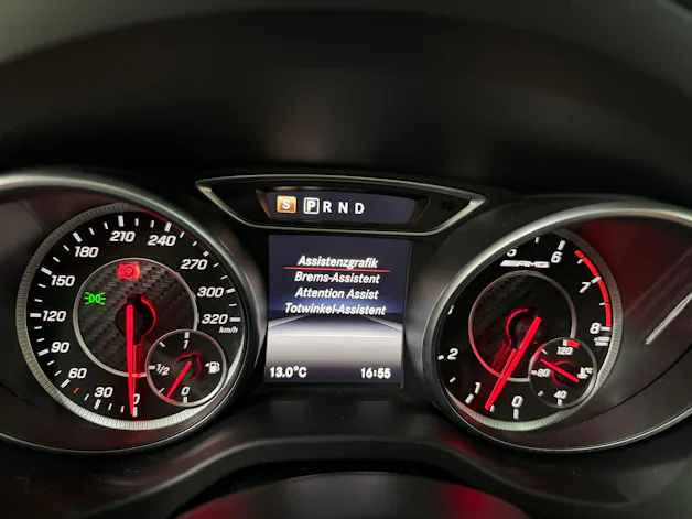 Mercedes-Benz CLA 45 AMG 381PS Mountaingray 4Matic Speedshift / RF-Kamera / Glasdach / H&K Sound / Night-Paket /