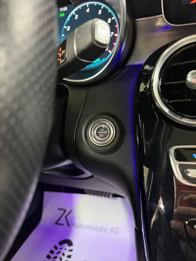 Mercedes-Benz GLC Coupé 300 AMG Line 258PS Obsidianschwarz 4Matic 9G-Tronic / Panoramadach / 360° Kamera / Leder / Head-Up-Display / Keyless /