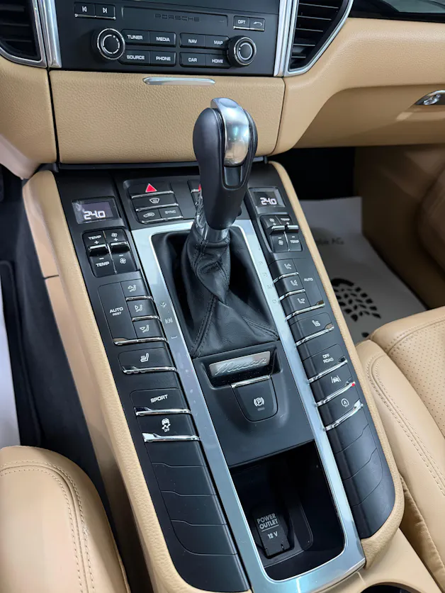 Porsche Macan S 3.0 V6 340PS (VOLCANO GREY) PDK / RF-Kamera / Leder / Panoramadach / Sitz/Lenkradheizung / PDLS /