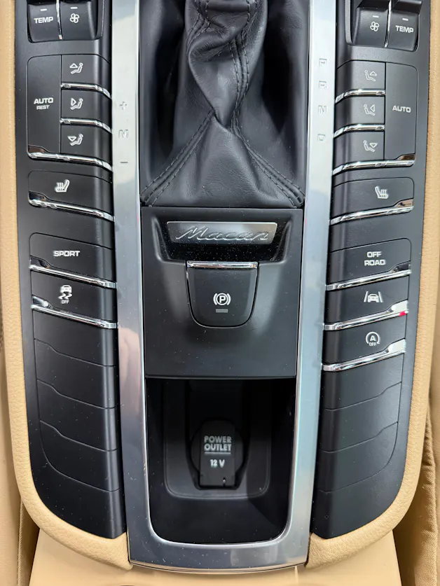 Porsche Macan S 3.0 V6 340PS (VOLCANO GREY) PDK / RF-Kamera / Leder / Panoramadach / Sitz/Lenkradheizung / PDLS /