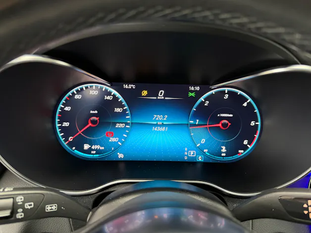 Mercedes-Benz GLC 300 d AMG Line Selenitgrey 245PS 4Matic 9G-Tronic / Panoramadach / 360° Kamera / Head-Up / Keyless Go /