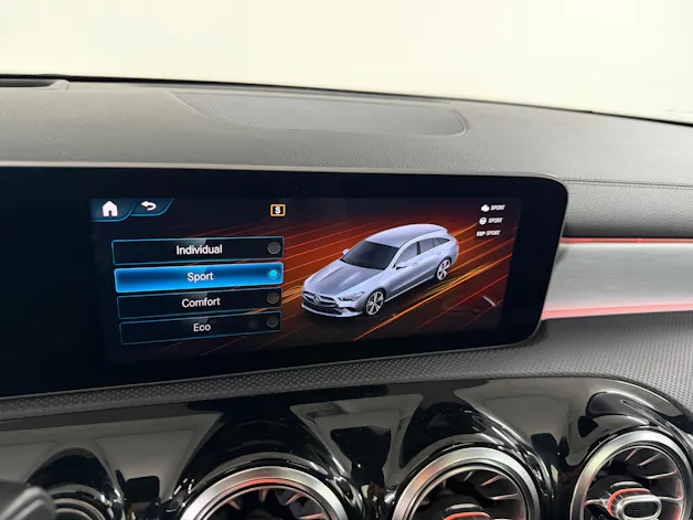 Mercedes-Benz CLA Shooting Brake 250 AMG Line Cosmos Black 4Matic / 360° Kamera / Panoramadach / Head-Up-Display / Keyless Go /