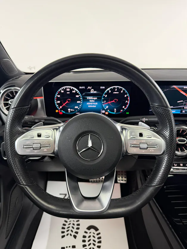 Mercedes-Benz CLA Shooting Brake 250 AMG Line Cosmos Black 4Matic / 360° Kamera / Panoramadach / Head-Up-Display / Keyless Go /