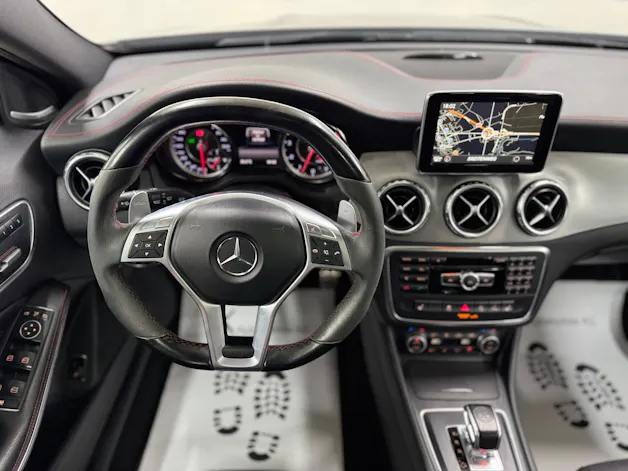 Mercedes-Benz GLA 45 AMG 4Matic 360PS 7G-DCT | AMG Heckspoiler | Performance-Abgasanlage | RF-Kamera | Panoramadach | Keyless Go |