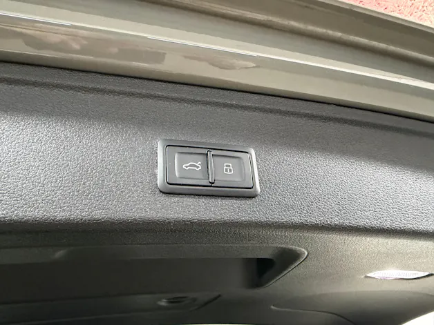 Audi A4 Avant 40 TDI S Line 204PS Attraction QUANTUMGREY quattro S-tronic / Panoramadach / RF-Kamera / Comfortkey / virtual cockpit /