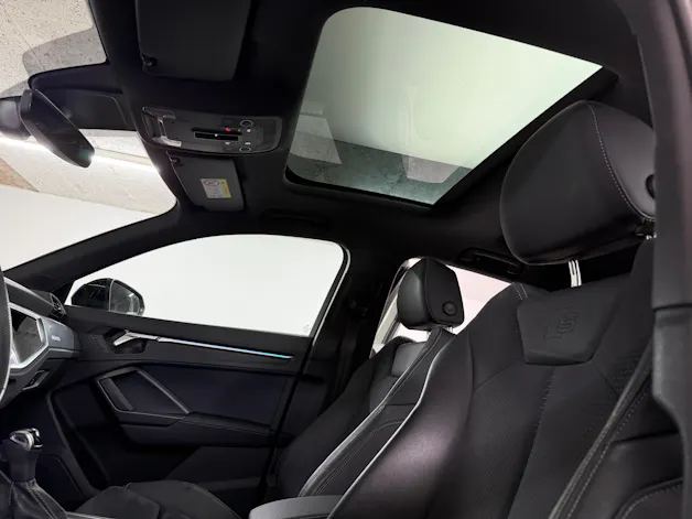 Audi Q3 Sportback 35 TFSI S Line Midnight Black Attraction S-tronic / 360° Kamera / Panoramadach / SONOS Sound / Komfortschlüssel /