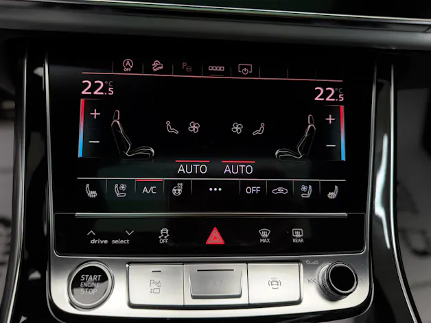 Audi Q8 55 TFSI S-Line 340PS quattro Pure White tiptronic / Panoramadach / 360° Kamera / B&O Sound / Komfortschlüssel /