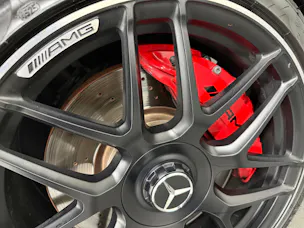 Mercedes-Benz A 45 S Performance 422PS Polarweiss AMG 4Matic+ Speedshift/ 360° Kamera / Panoramadach / Burmester / Head-Up / Night Paket /