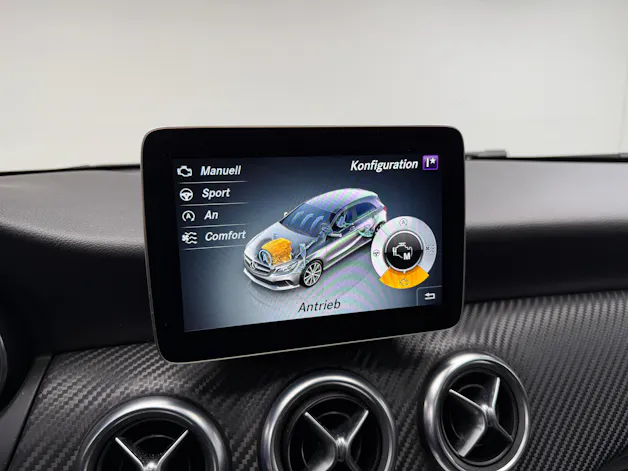 Mercedes-Benz A 200 AMG Line Cosmos Black 7G-DCT / Panoramadach / RF-Kamera / Keyless Go / Ambiente Beleuchtung /
