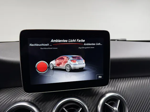 Mercedes-Benz A 200 AMG Line Cosmos Black 7G-DCT / Panoramadach / RF-Kamera / Keyless Go / Ambiente Beleuchtung /