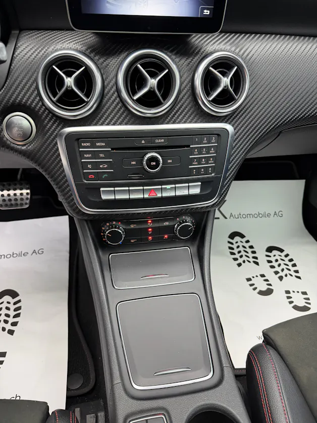 Mercedes-Benz A 200 AMG Line Cosmos Black 7G-DCT / Panoramadach / RF-Kamera / Keyless Go / Ambiente Beleuchtung /