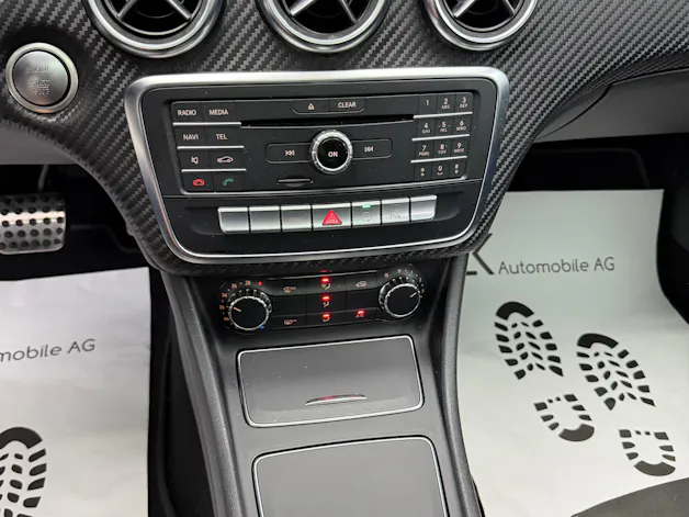 Mercedes-Benz A 200 AMG Line Cosmos Black 7G-DCT / Panoramadach / RF-Kamera / Keyless Go / Ambiente Beleuchtung /