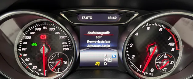 Mercedes-Benz A 200 AMG Line Cosmos Black 7G-DCT / Panoramadach / RF-Kamera / Keyless Go / Ambiente Beleuchtung /