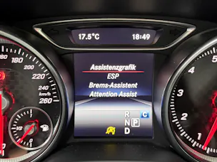 Mercedes-Benz A 200 AMG Line Cosmos Black 7G-DCT / Panoramadach / RF-Kamera / Keyless Go / Ambiente Beleuchtung /