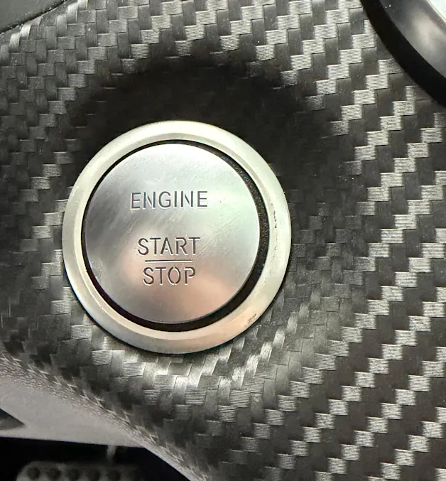 Mercedes-Benz A 200 AMG Line Cosmos Black 7G-DCT / Panoramadach / RF-Kamera / Keyless Go / Ambiente Beleuchtung /