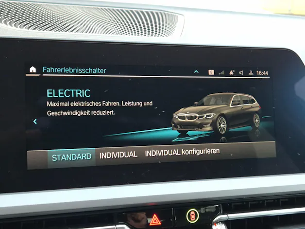 BMW 330e x DriveTouring Steptronic