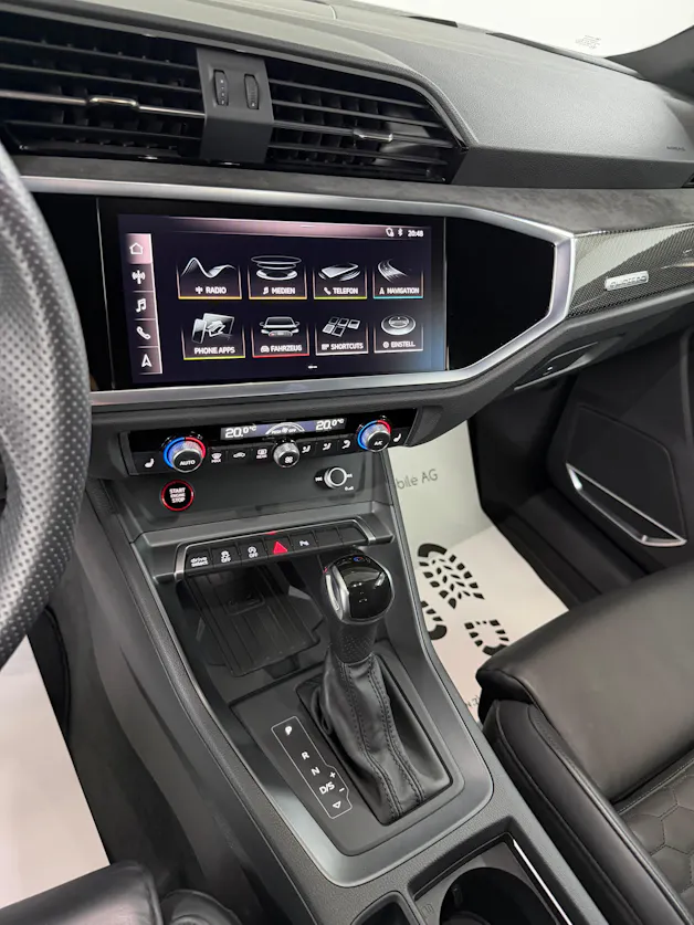 Audi RS Q3 Sportback Midnight Black quattro S tronic / Kamera / RS-Abgasanlage / Komfortschlüssel / RS-Sportsitze / B&O Sound /