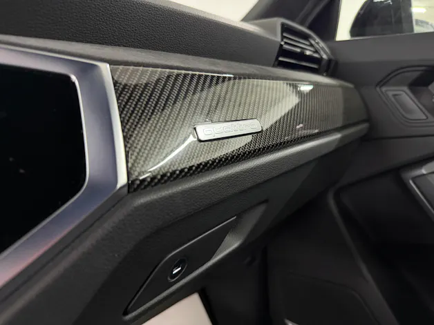 Audi RS Q3 Sportback Midnight Black quattro S tronic / Kamera / RS-Abgasanlage / Komfortschlüssel / RS-Sportsitze / B&O Sound /