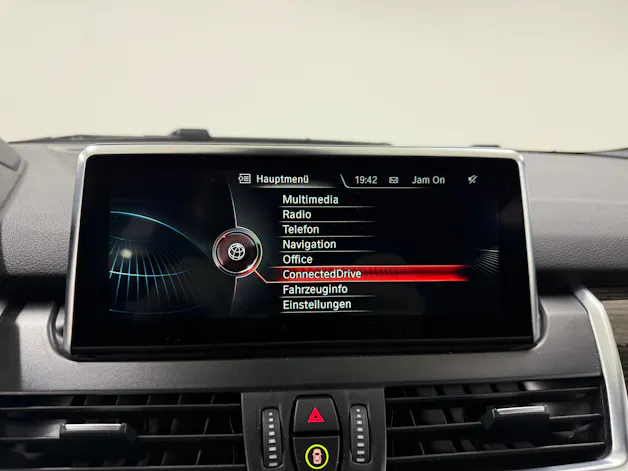 BMW 225i Active Tourer Luxury Line 231PS Steptronic ★ RF-Kamera ★ Head-Up-Display ★ Leder ★ Komfortzugang ★