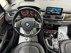 BMW 225i Active Tourer Luxury Line 231PS Steptronic ★ RF-Kamera ★ Head-Up-Display ★ Leder ★ Komfortzugang ★