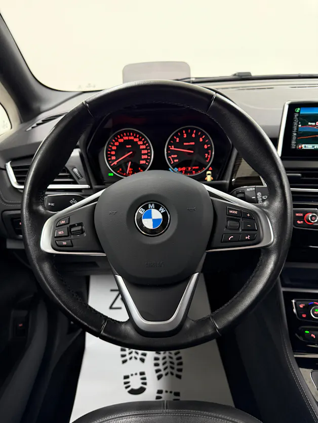 BMW 225i Active Tourer Luxury Line 231PS Steptronic ★ RF-Kamera ★ Head-Up-Display ★ Leder ★ Komfortzugang ★